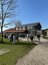 Foto van de locatie en de aanwezige gasten, heerlijk buiten